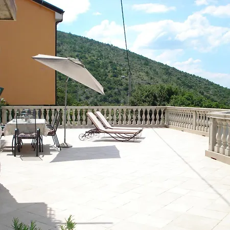 דירה Fuer Zwei Erwachsene Und Zwei By Interhome