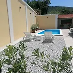 Fuer Zwei Erwachsene Und Zwei By Interhome Apartmán Sibinj Krmpotski