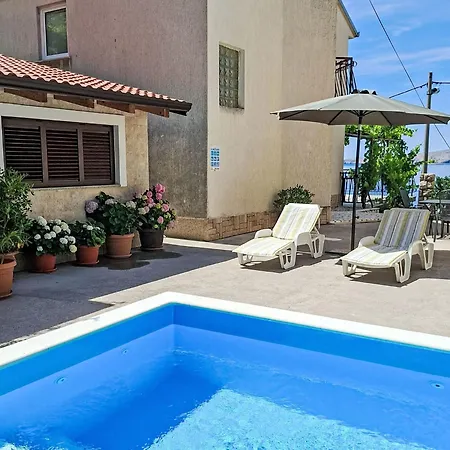 Apartman Fuer Zwei Erwachsene Und Zwei By Interhome