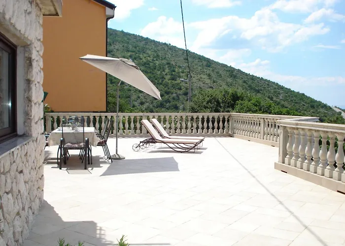Appartement Fuer Zwei Erwachsene Und Zwei By Interhome