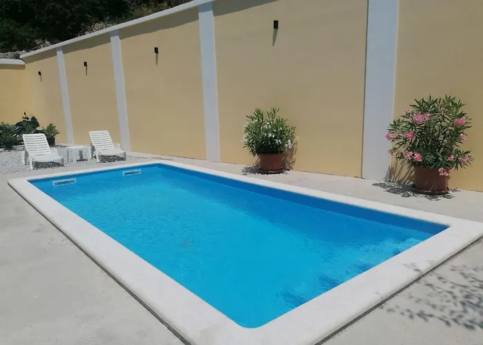 Appartement Fuer Zwei Erwachsene Und Zwei By Interhome