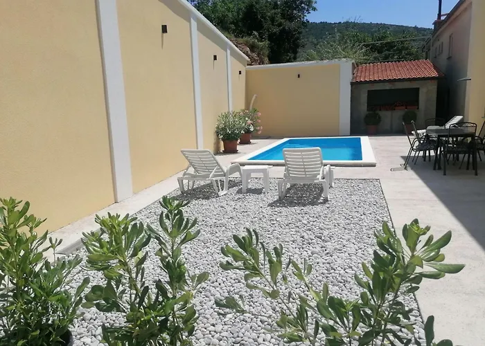 Fuer Zwei Erwachsene Und Zwei By Interhome Appartement Sibinj Krmpotski