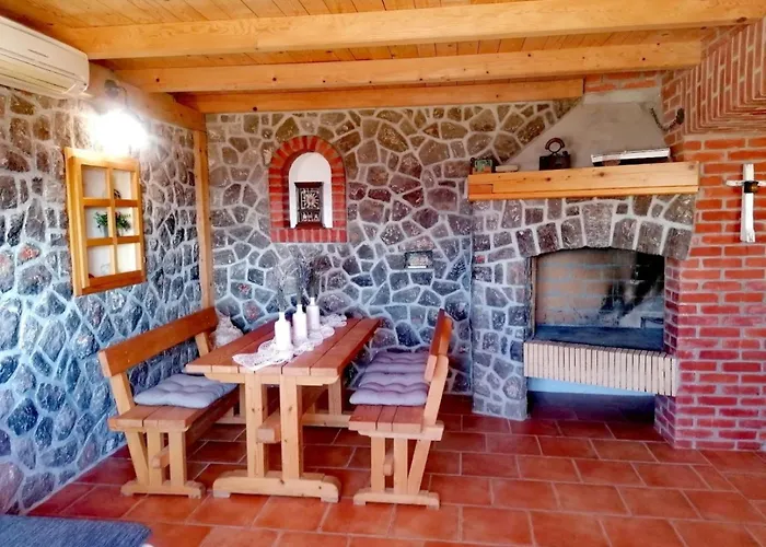 Appartement Fuer Zwei Erwachsene Und Zwei By Interhome *